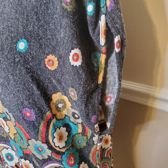 DILY | Women's heathered-gray retro floral print sleevless sweater. Size large. - Picture 4 of 7